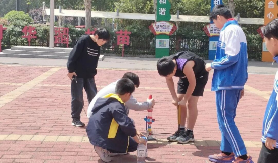 鹤壁市致远小学开展水火箭主题科学实践活动