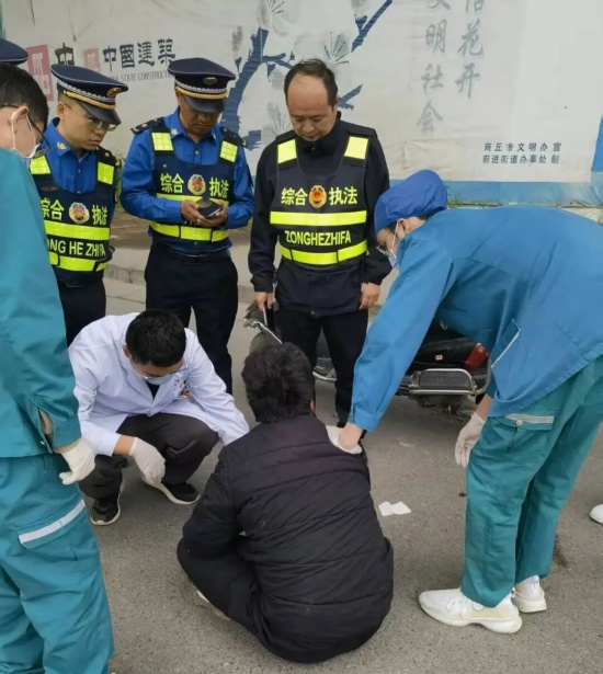 商丘市梁园区城管局：巡逻途中救助摔倒群众