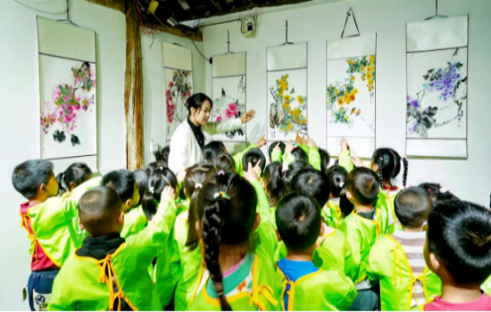 南阳宛城区画家村：“满庭芳花”月季画展香满村落