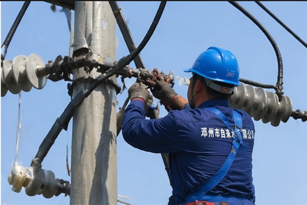 邓州市自来水有限公司：精修细护高压电线 筑牢供水安全“电力防线”