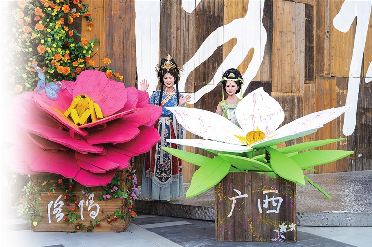 豫桂风物邂逅洛阳 国色遇天香 游人五官忙