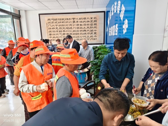 情暖五一 致敬劳动—— 河南启珩法律咨询有限公司开展爱心公益活动 温暖户外劳动者