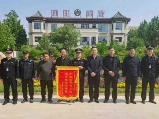 商丘市睢阳区区城管局：锦旗传谢意 护学显担当