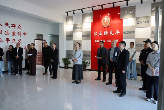 2、观摩团成员实地参观新甸铺法庭法治文化走廊