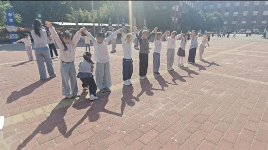鹤壁市致远小学趣味运动会如期举行蓝