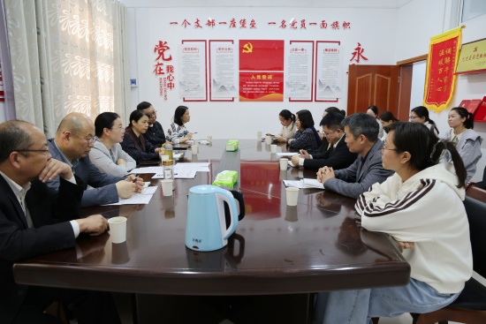 10、观摩团成员开展座谈交流会