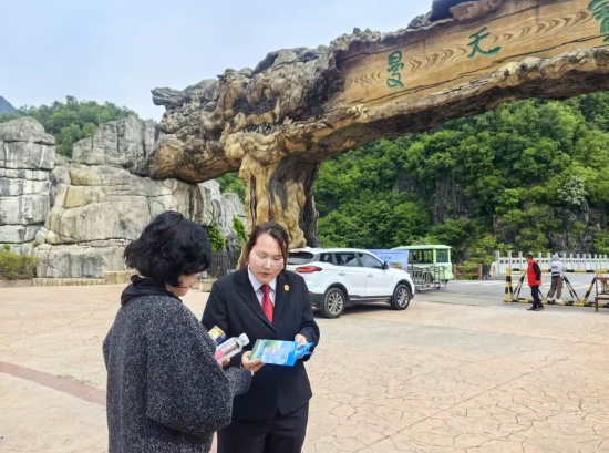 法官普法进景区_(3)