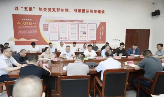 商丘市示范区党工委书记、豫商经济技术开发区党工委副书记、管委会主任张峰接待群众来访并召开信访稳定专题会议