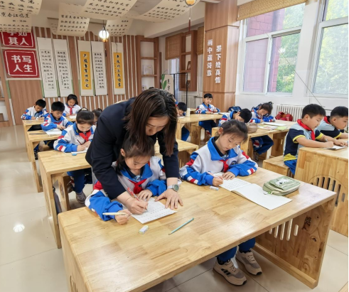 笔润童心承文脉 墨香致远育新人——鹤壁市致诚小学持续开展书法特色课程