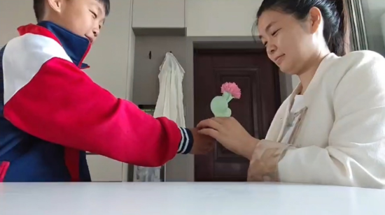 情满母亲节 童心报春晖 —— 鹤壁市淇水关学校开展母亲节感恩教育活动