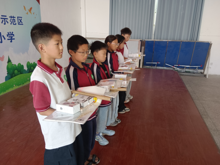 鹤壁市明志小学开展捐赠暖心活动