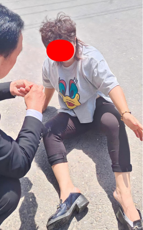 河南太康：女子骑车栽倒昏迷 68岁老汉挺身施救