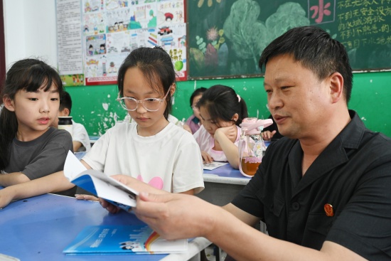 图四：法官还向学生们发放预防未成年人犯罪漫画2