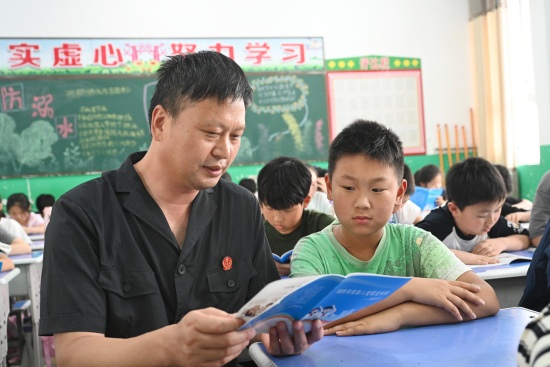 图三：法官还向学生们发放预防未成年人犯罪漫画1