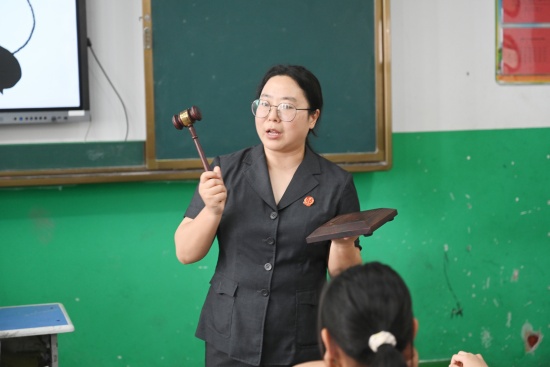 图二：闫宗淼法官给同学们带来感性的“体验课”