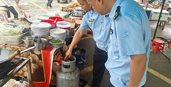 邓州市夏集镇：护航传统赶集盛会 优化暖心营商环境