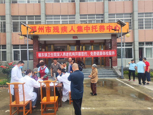 邓州市穰东镇卫生院走进养老院开展健康体检服务