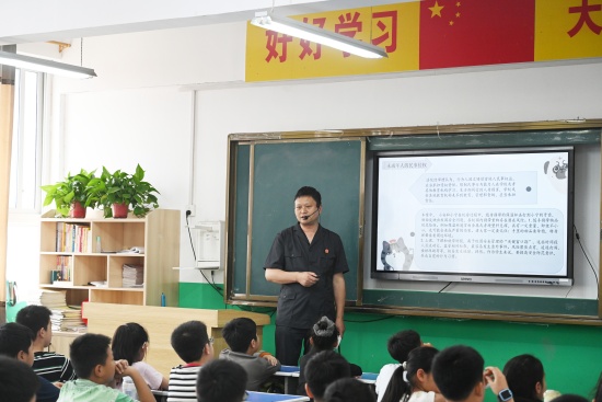 社旗县法院“送法进校园”活动走进县第一小学