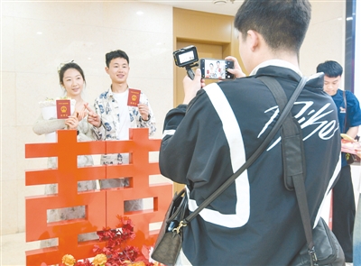 全城热恋！2450对新人情定“520”
