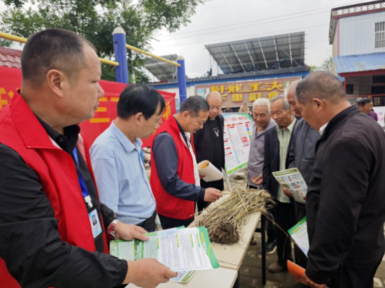 南阳宛城区举行“百姓宣传直通车”暨“三下乡”活动