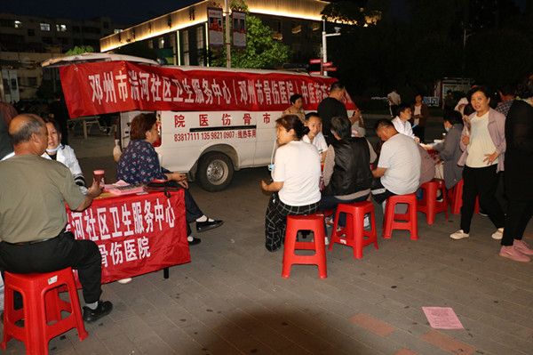 赛事燃夏夜 岐黄护健康——邓州市湍河社区卫生服务中心中医药夜市义诊助力邓“BA”联赛