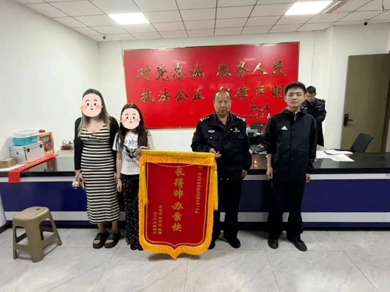 商丘市公安局梁园分局长征派出所:锦旗映初心 为民办实事