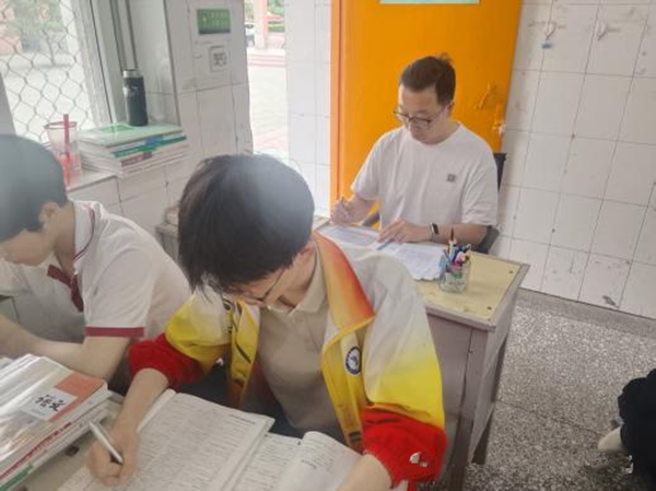 邓州二高焦中秀：用实干守望花开 用丹心铸就师魂
