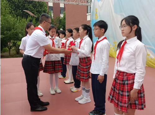 星星火炬伴成长 新苗入队启新程——鹤壁市致远小学新队员入队仪式圆满举行