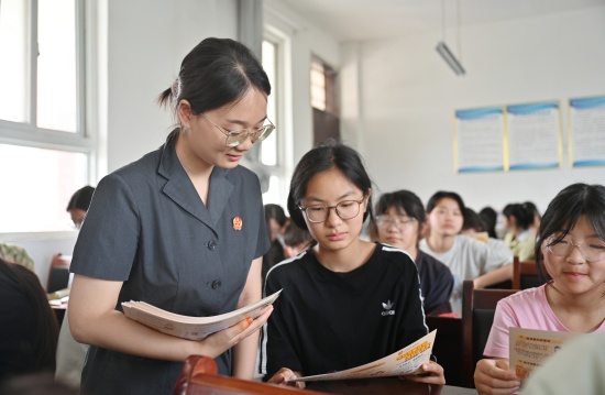 图三：干警们给学生们发放了防性侵宣传手册