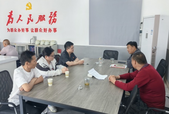 新甸铺法庭干警与村“两委”干部、基层调解员面对面座谈