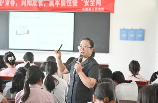 图二：闫宗淼法官现场授课中