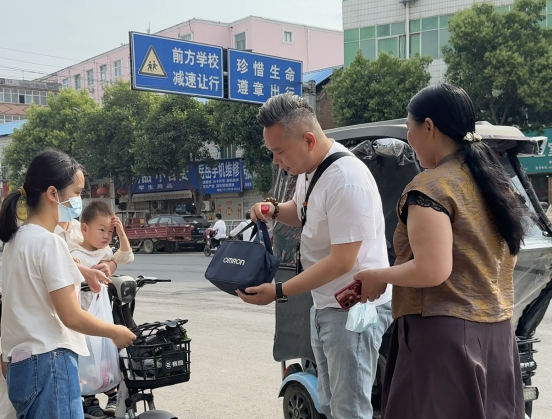 河南太康环卫工拾金不昧,民警与网红接力寻主