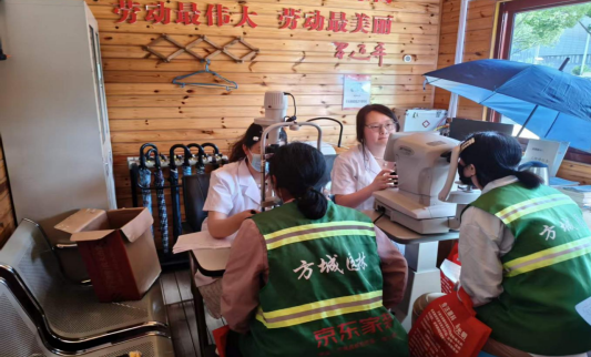 方城县城市管理局:爱眼讲座进园林 健康关怀送一线