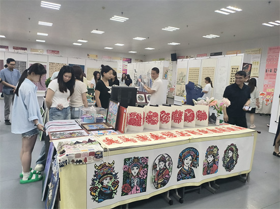丹青绘青春美育润心田——商丘幼专美术设计学院2025-2026学年度美术设计教学成果展顺利开幕(图4)