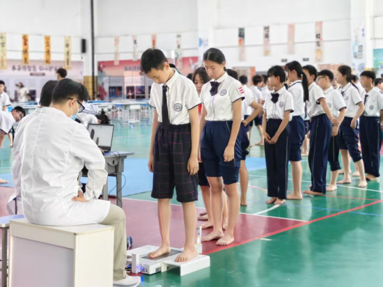 南阳医专二附院开展校园足脊筛查公益行