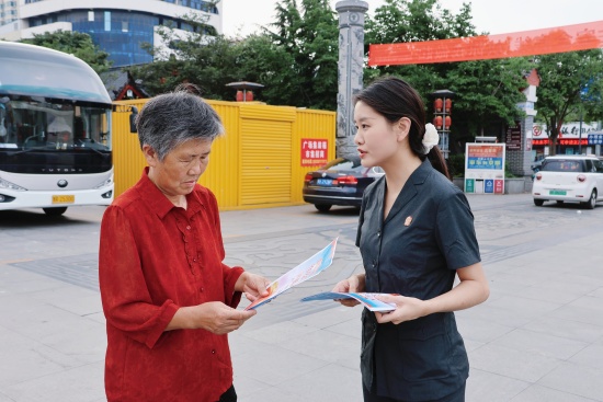 内乡县法院：禁毒宣传进广场 普法护航护平安