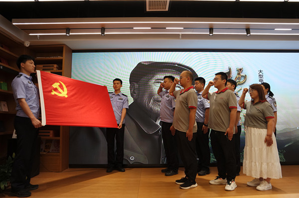 河南郑州铁路公安处禹州站派出所党支部与新华书店党支部联合开展主题党日活动