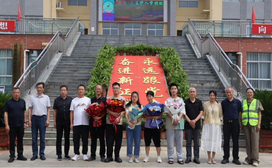 河南内乡教师何崇烈：以热血传大爱 用担当育初心
