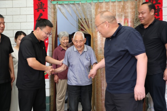 西峡县法院开展走访慰问老党员活动