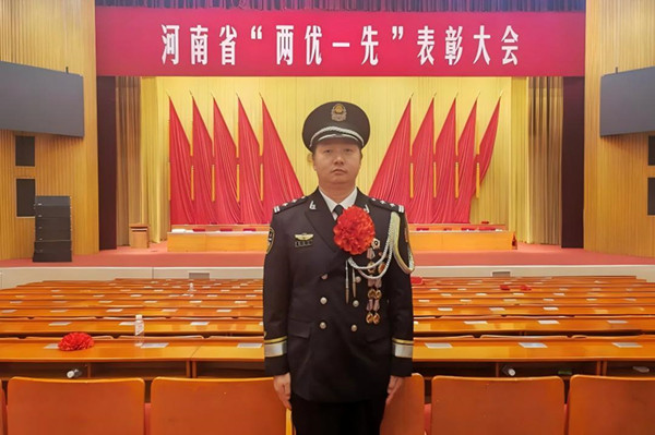 赤胆忠心十八年  默默为党做奉献 河南南阳民警柴永丰被评为“河南省优秀共产党员” 是该市警方唯一获得此荣誉的民警