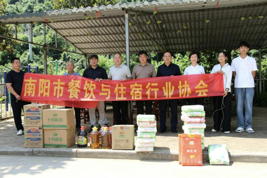 南阳市餐饮与住宿行业协会赴淅川水源地慰问库区群众