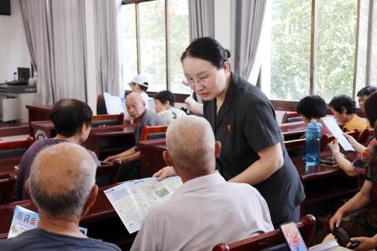 法院干警发放宣传页 (2)