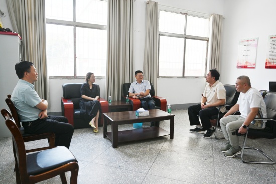 图一：张贺副院长一行与驻村干警亲切交谈