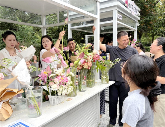 信阳浉河区：一池荷花催开市集 “美丽经济”赋能增收