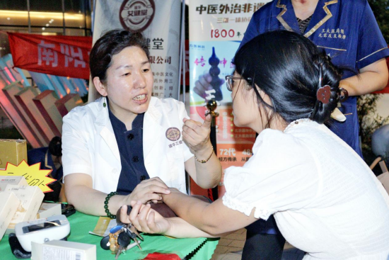 南阳瑞华艾健堂：非遗技艺进夜市 艾灸暖流解疼痛