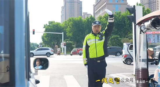 一线交警锁景浩：铁骑护航！一身荧光绿 守护平安路