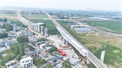 平漯周高铁鲁湛特大桥成功跨越郑渝高铁