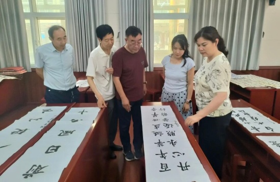 南阳市三中举办“红心向党”书法成果展