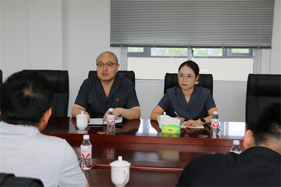 图1为西峡法院法官与企业负责人座谈交流