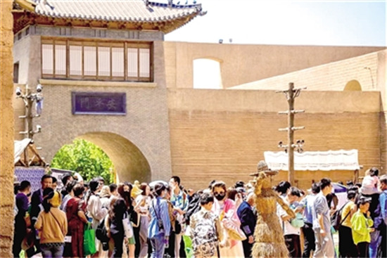 消费走高、文旅市场持续升温 “幻乐之城” 暑期客潮涌动